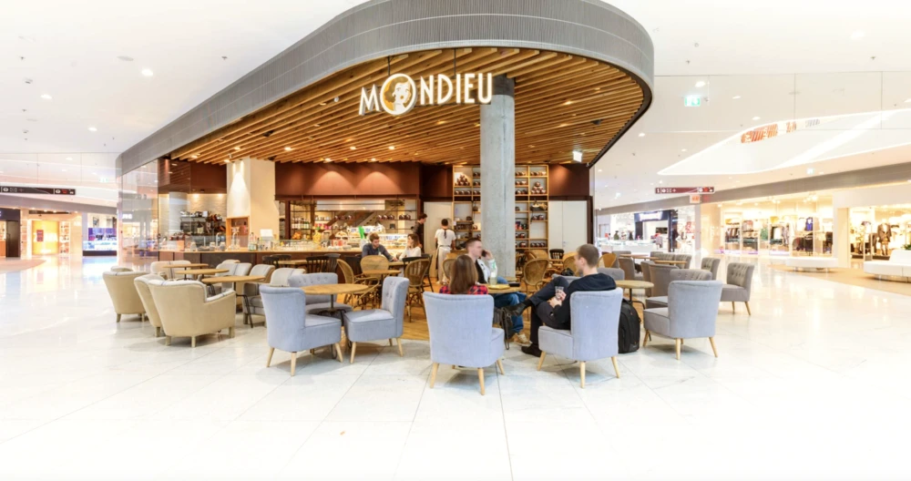 مقهى Mondieu المفتوح ومنطقة الجلوس داخل بوري مول في براتيسلافا