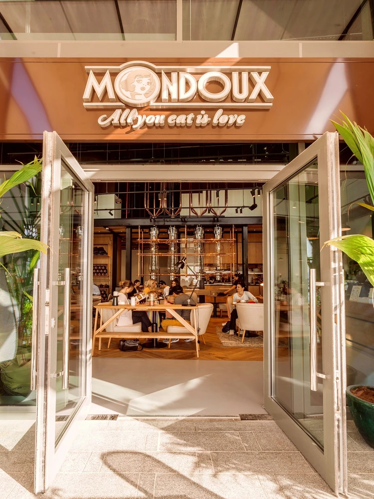 المدخل المفتوح لمقهى Mondoux في خور دبي