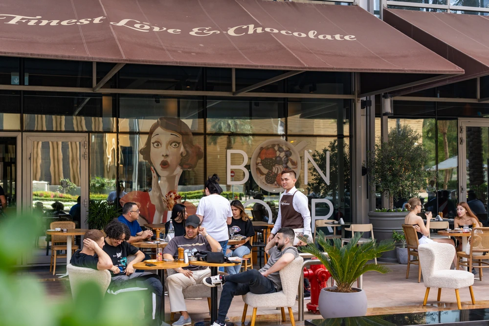 ضيوف يتناولون الطعام تحت المظلة في Mondoux دبي مول